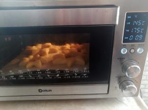 面团放入烤箱底层，上火145，下火175烤10分钟，面团比较薄，不需要烤太久，出炉后马上烤第二盘