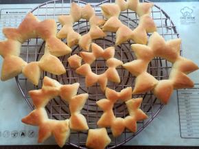 面包烤熟后取出放到微凉