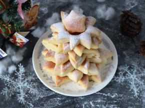 从大到小依次叠起来，每一层的三角形尽量错开摆放，最后一层摆上星星，撒一些糖粉装饰一下。