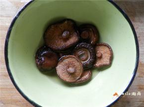 香菇提前用水泡发。