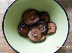 香菇提前用水泡发。