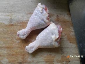 鸡腿洗净。
