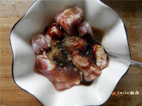 鸡腿加入蚝油、生抽、米酒、糖、五香粉腌制20分钟。