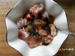 鸡腿加入蚝油、生抽、米酒、糖、五香粉腌制20分钟。