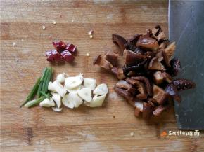 切葱姜蒜，香菇切块，干辣椒切碎