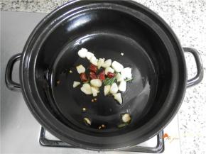 砂锅倒油放葱姜蒜、干辣椒炒香