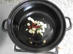 砂锅倒油放葱姜蒜、干辣椒炒香