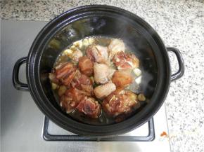 倒入腌制的鸡块翻炒。