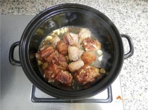 倒入腌制的鸡块翻炒。