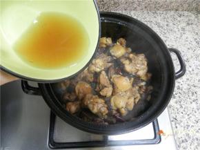炒至鸡肉变色微焦黄，加入泡香菇的水。