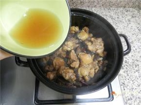 炒至鸡肉变色微焦黄，加入泡香菇的水。