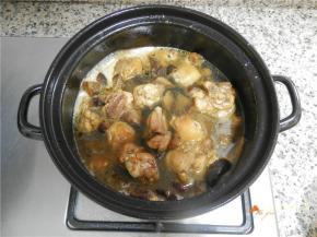 水分不要太多，稍微漫过鸡肉即可