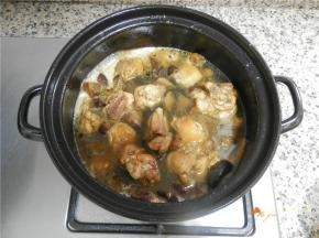 水分不要太多，稍微漫过鸡肉即可