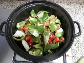 锅内还有少量水时，加入青红椒翻炒。