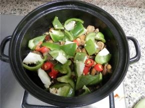 锅内还有少量水时，加入青红椒翻炒。