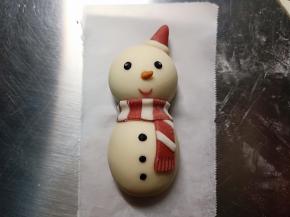 给雪人把围巾围上