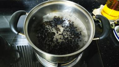 锅里放水，烧开后倒入珍珠煮15分钟；
15分钟后关火，盖上盖子焖15分钟