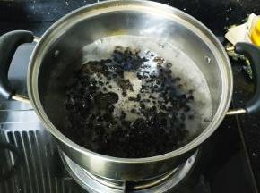 锅里放水，烧开后倒入珍珠煮15分钟；
15分钟后关火，盖上盖子焖15分钟