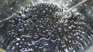 将珍珠放入凉开水里浸泡，这样珍珠更Q弹