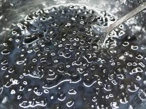 将珍珠放入凉开水里浸泡，这样珍珠更Q弹