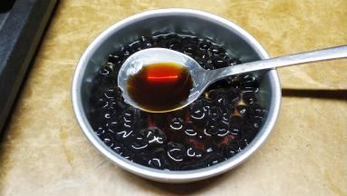 倒掉凉开水，放入黑糖酱搅拌均匀