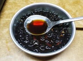 倒掉凉开水，放入黑糖酱搅拌均匀