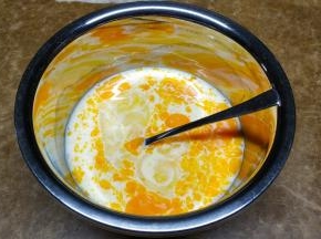 开始做挞液：鸡蛋、牛奶、练奶、糖放盆里搅拌均匀