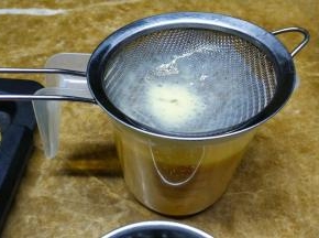 最后再过筛到量杯里