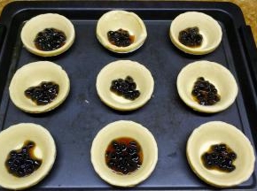 放一勺子珍珠在蛋挞皮里