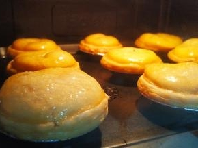 烤制过程挞液会涨起，拿出后就自动变回平整的了