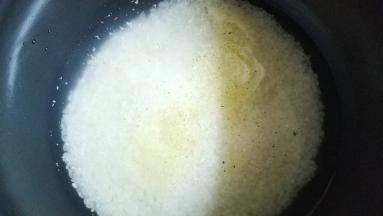洗米煮饭，放入油、蒜盐煮成油盐饭