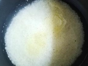 洗米煮饭，放入油、蒜盐煮成油盐饭