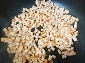 饭差不多煮好时，开锅炒午餐肉丁