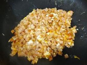 放入少许蒜盐翻炒均匀