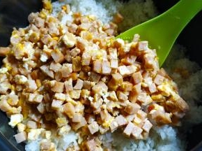 倒入午餐肉鸡蛋