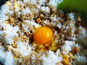 打入一个生鸡蛋，淋入适量酱油拌均匀即可