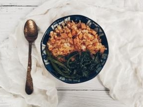 用老干妈炒了皇帝菜，吃上一碗午餐肉鸡蛋拌饭也是幸福的事啦