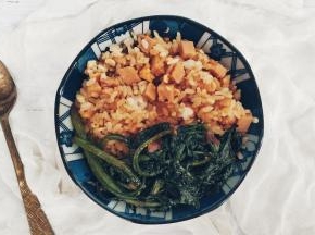 生鸡蛋一定要用放心鸡蛋哦！如友友们害怕的可以不加，但我是从小就爱这样吃的