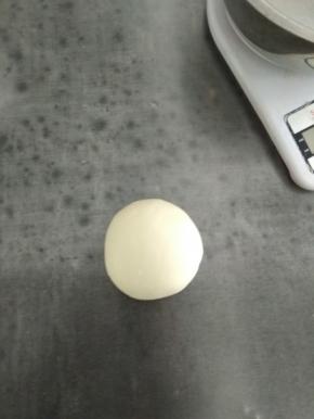 把所有材料放入盆子，活成光滑的面团