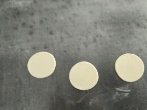 白色面团擀成面皮，用圆形磨具印出圆形