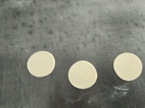 白色面团擀成面皮，用圆形磨具印出圆形