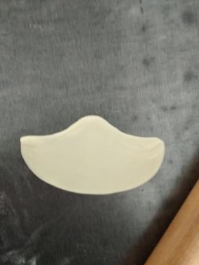 圆形往左右各擀一次成椭圆形，然后整理成上面这种形状