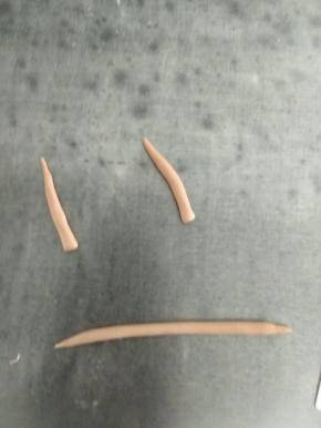 剩下的浅色可可面团揉成小长条，两端揉尖，切成两段，做麋鹿的长角