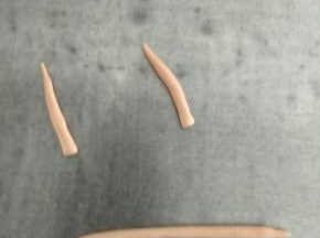 剩下的浅色可可面团揉成小长条，两端揉尖，切成两段，做麋鹿的长角