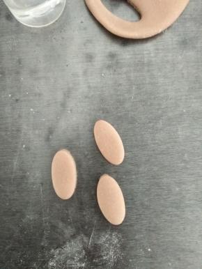 用椭圆形的模具压出椭圆，切成两半，做耳朵