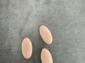用椭圆形的模具压出椭圆，切成两半，做耳朵