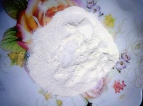 糖加入面粉中搅拌均匀