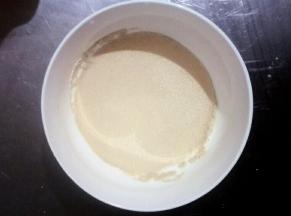 酵母放入水中融化