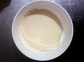 酵母放入水中融化