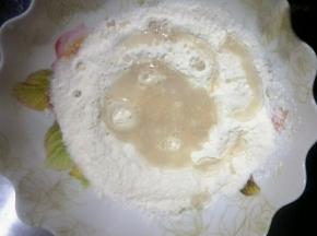 把酵母水倒入面粉中